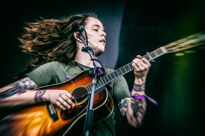 Billy Strings Shares New-Album Track “Taking Water”