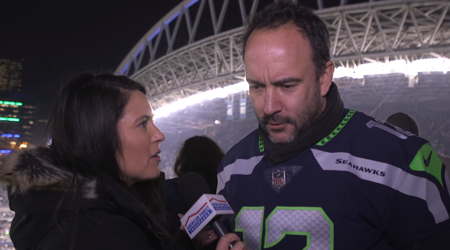 Watch Dave Matthews Talk Seattle Seahawks and Raise the 12 Flag on Monday N...