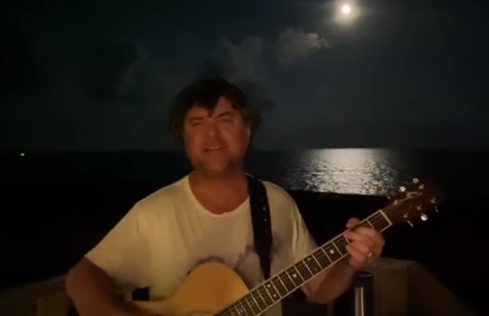 Video: Keller Williams Covers the Grateful Dead’s “Standing on the Moon” Under the Night Sky