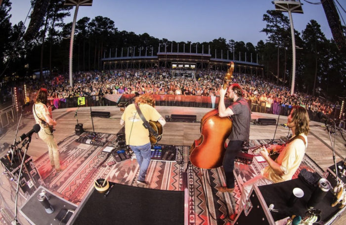 Billy Strings Debuts Traditional “Blue Ridge Mountain Blues” in North Carolina