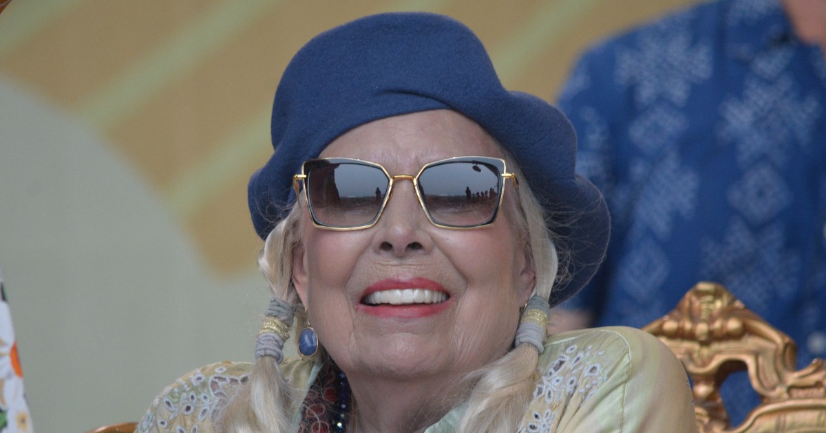 Joni Mitchell Performs First Full Set in Over 20 Years at Newport Folk ...