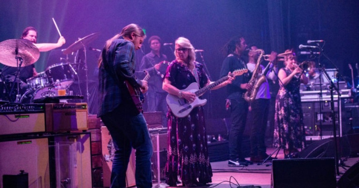 Tedeschi Trucks Band Perform 'I Am The Moon: III. The Fall' in Full During Night One of Beacon Theatre Run - Vimarsana News