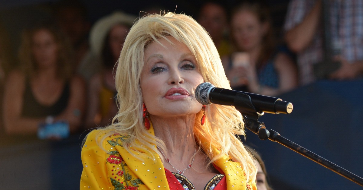 Dolly Parton Awarded Bezos Courage and Civility Award and $100 Million Grant from Jeff Bezos and Lauren Sanchez - Vimarsana News