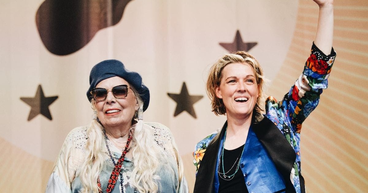 Joni Mitchell Announces New Live LP, 'At Newport,' Delivers "Both Sides Now" - Vimarsana News