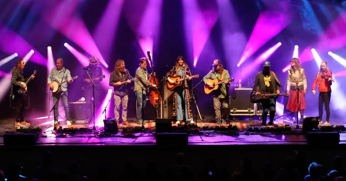 Watch: Greensky Bluegrass and Molly Tuttle Honor Robbie Robertson with "Up On Cripple Creek," "The Shape I'm In" and More - Vimarsana News