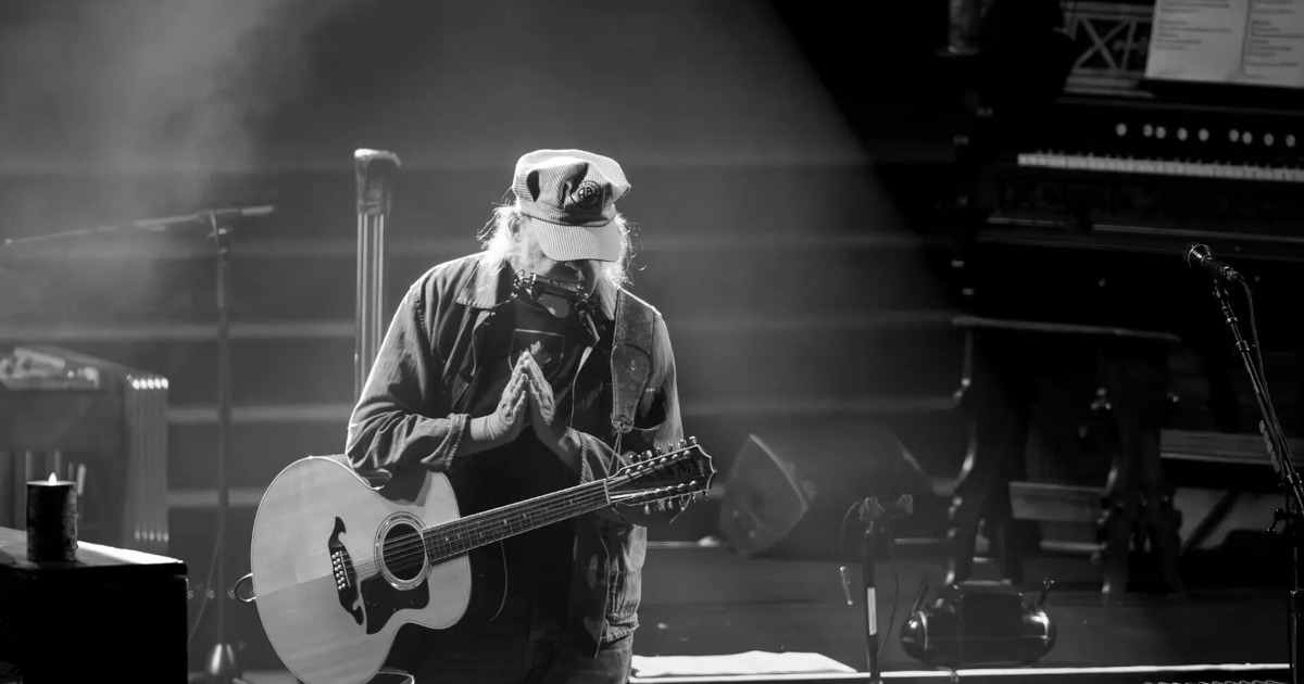 Watch: Neil Young & Crazy Horse Deliver 'Tonight's The Night' and 'Everybody Knows This is Nowhere' in Full - Vimarsana News
