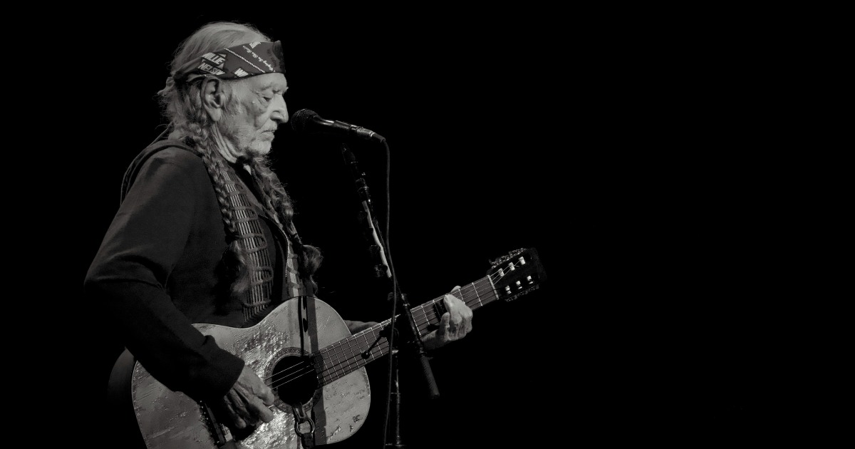 Willie Nelson's Outlaw Country Tour Resumes with Bobby Weir, Los Lobos, The String Cheese Incident and More - Vimarsana News