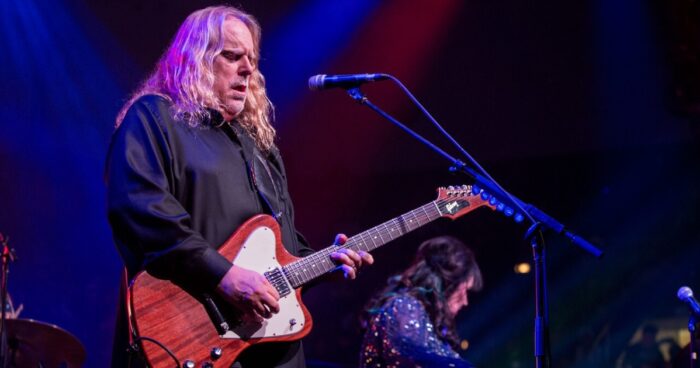 Listen: Warren Haynes Previews ‘The Benefit Concert Volume 20’ with Collaborative “Gold Dust Woman” Cover