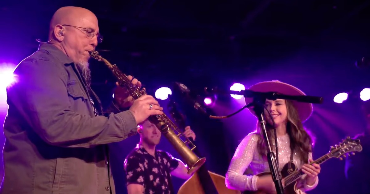 Sierra Hull Invites Jeff Coffin to Sit In at Nashville Show - Vimarsana News