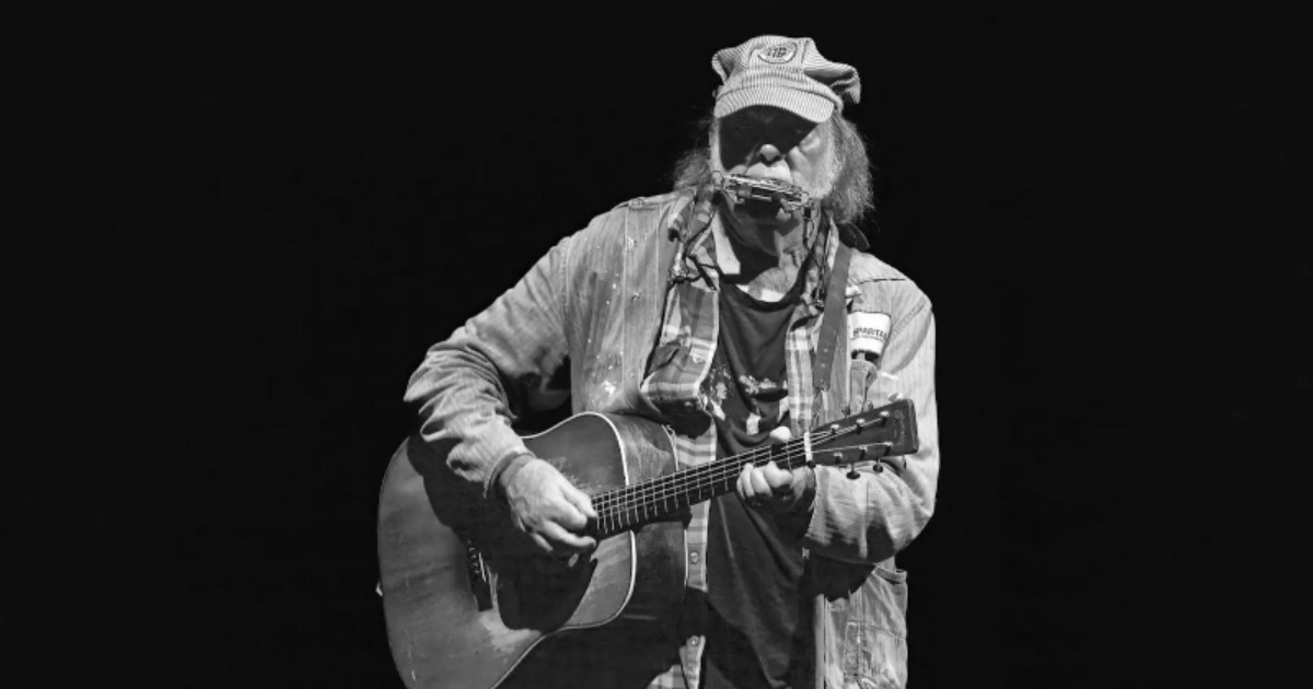 Neil Young personally endorses Tim Walz’s use of “Rockin’ in the Free World” at the 2024 DNC