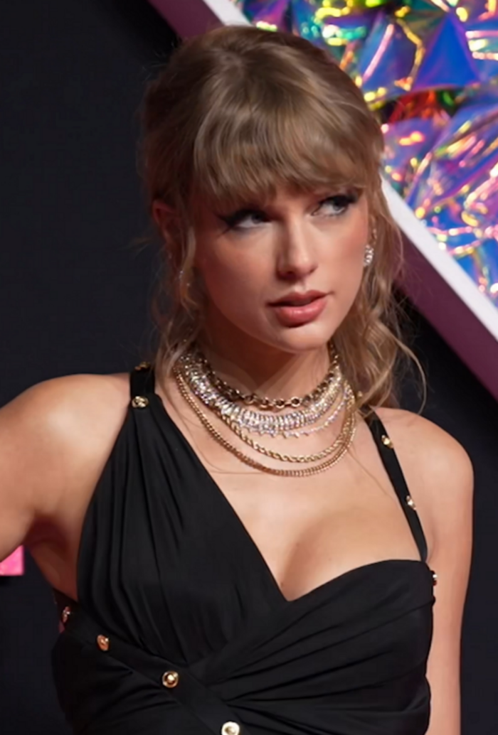 Watch: Taylor Swift Surprises Brooklyn Bowl Nashville with Full “Shake It Off” Delivery During Tight Ends & Friends Event