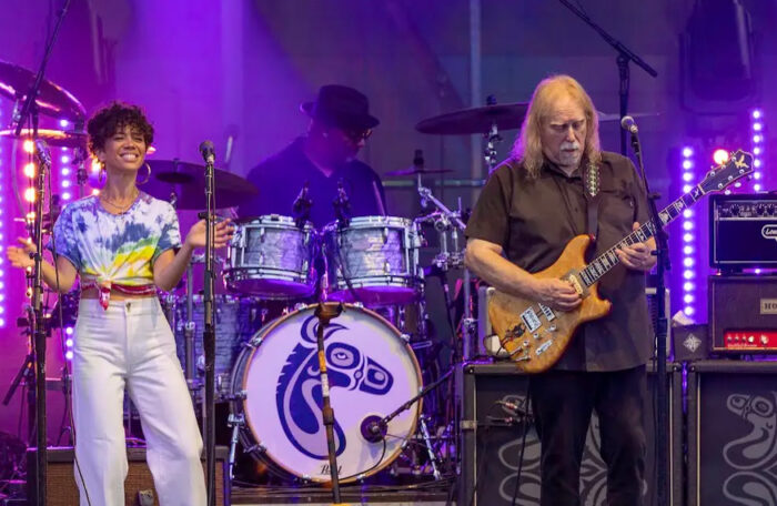 Warren Haynes Plays Jerry Garcia’s Wolf Guitar on Three Grateful Dead Tunes in Youngstown
